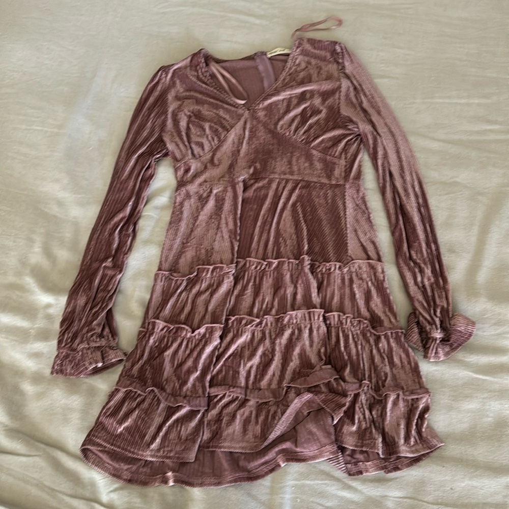 Ribbed velvet v neck dress with ruffles sz m